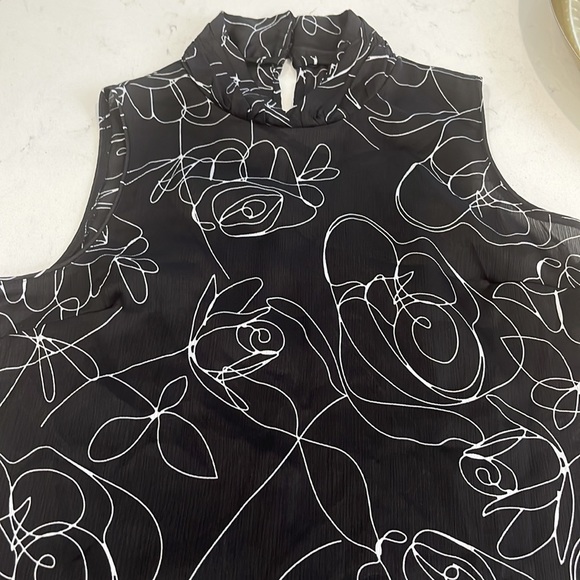 New sleeveless blouse - Picture 1 of 9